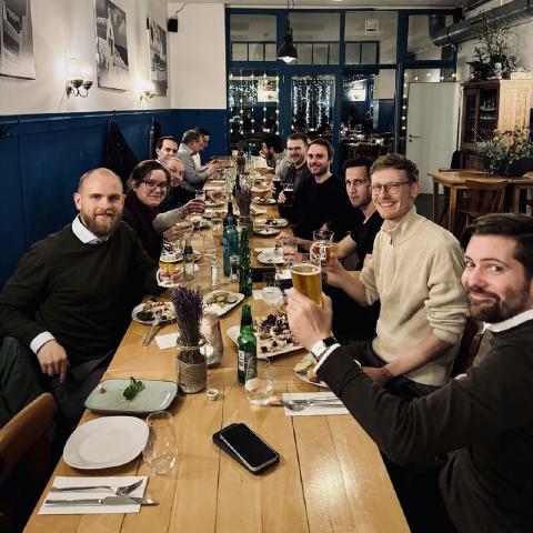 Gespräche, Gemeinschaft und ein Abend voller Wärme: Unsere Weihnachtsfeier in Düsseldorf